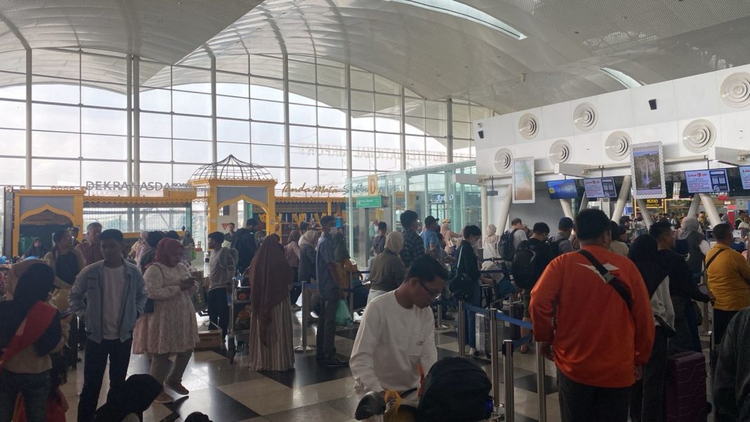 Antrian calon penumpang memadati area check ini counter tiket terminal keberangkatan domestik di Bandara Internasional Kualanamu, Minggu (14/4/2024).