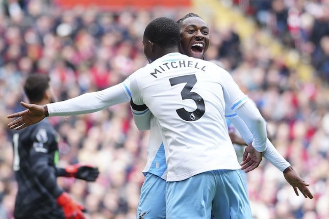 Eberechi Eze merayakan golnya ke gawang Liverpool bersama Tyrick Mitchell, Minggu (14/4/2024).