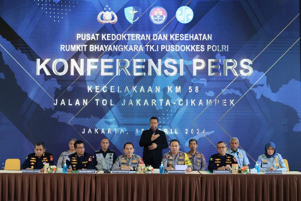 Kapusdokes Polri Irjen Pol dr Asep Hendradiana SpAn-Ti SubspIC (K) MKes didampingi lainnya saat konferensi pers di RS Bhayangkara TK I Pusdokkes Polri, Senin (15/4/2024). (Dok/Humas Polri)