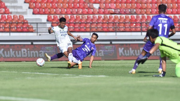 Laga Persita melawan Persib di Stadion Kapten I Wayan Dipta, Senin (15/4/2024).