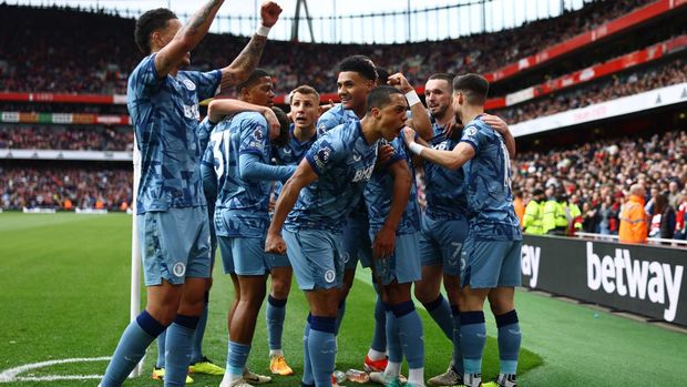 Aston Villa merayakan gol di markas Arsenal.