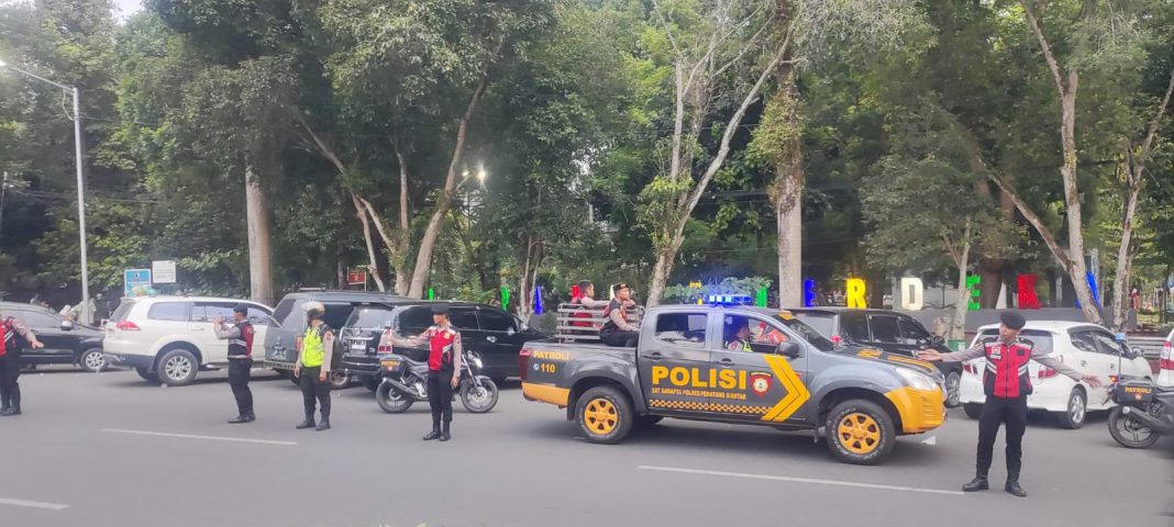 Personil Sat Samapta Polres Pematangsiantar saat melaksanakan patroli dialogis di tempat keramaian di wilayah Kota Pematangsiantar, Selasa (16/4/2024). (Dok/Humas Polres Pematangsiantar)