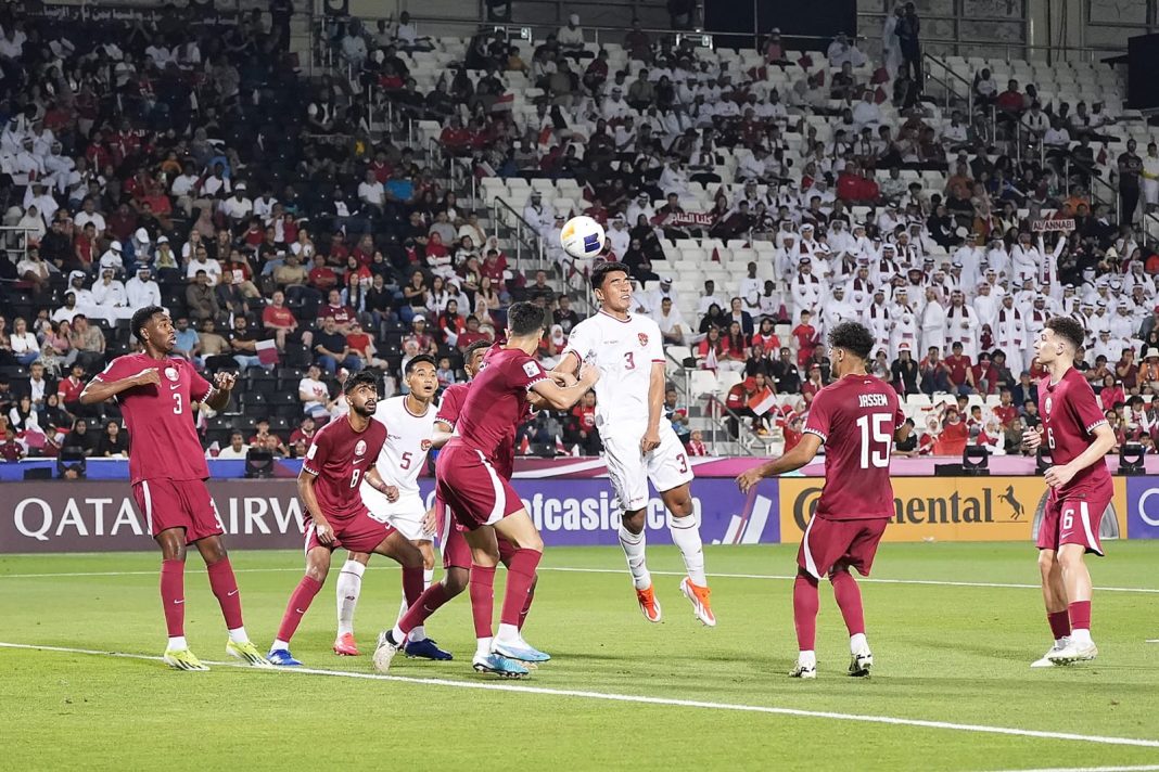 Timnas Indonesia U-23 melawan Timnas U-23 Qatar pada laga grup A Piala Asia U-23 2024 di Stadion Jassim bin Hamad, Doha, Senin (15/4/2024).