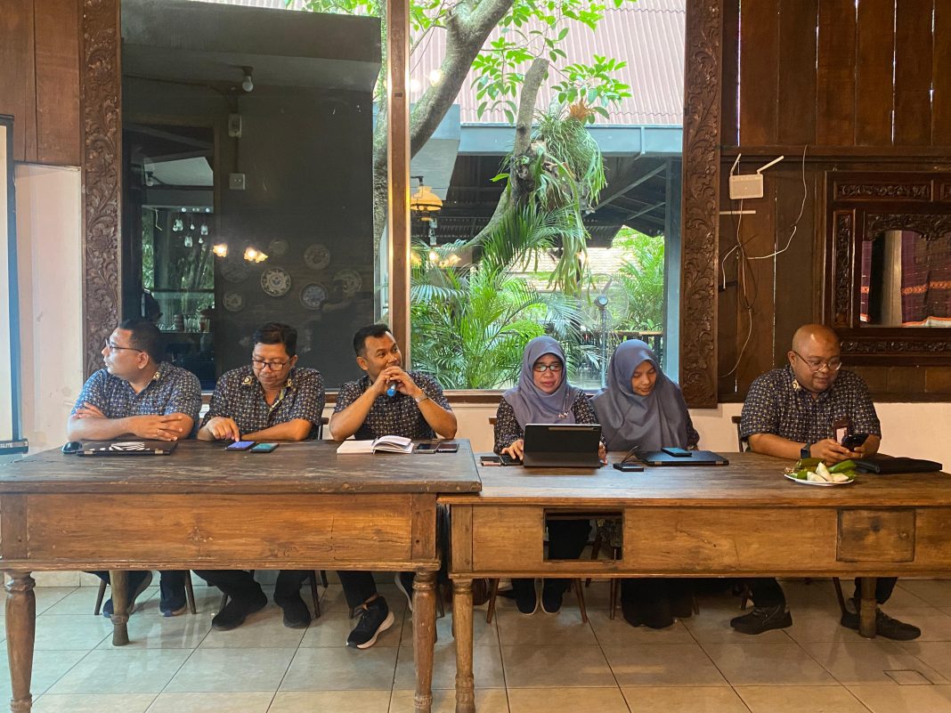 Kepala Cabang BPJS Kesehatan Medan dr Yasmine Ramadhana Harahap MM AAAK didampingi lainnya saat melakukan halal bihalal bersama Forwakes Sumut di Medan, Selasa (16/4/2024). (Dok/BPJS Kesehatan)