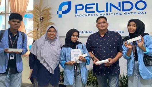 Sejumlah perwakilan mahasiswa Unri foto bersama dengan unsur pimpinan PT Pelindo Regional 1 Cabang Pekanbaru, usai melakukan kunjungan baru-baru ini. (Dok/Pelindo Regional 1 Medan)