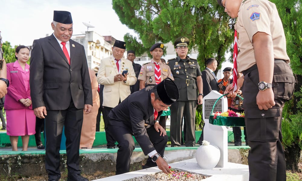 Pj Gubernur Sumut Dr Hassanudin saat ziarah di Taman Makam Pahlawan Bukit Barisan, Jalan Sisingamangaraja XII Medan, Rabu (17/4/2024). (Dok/Kominfo Sumut)