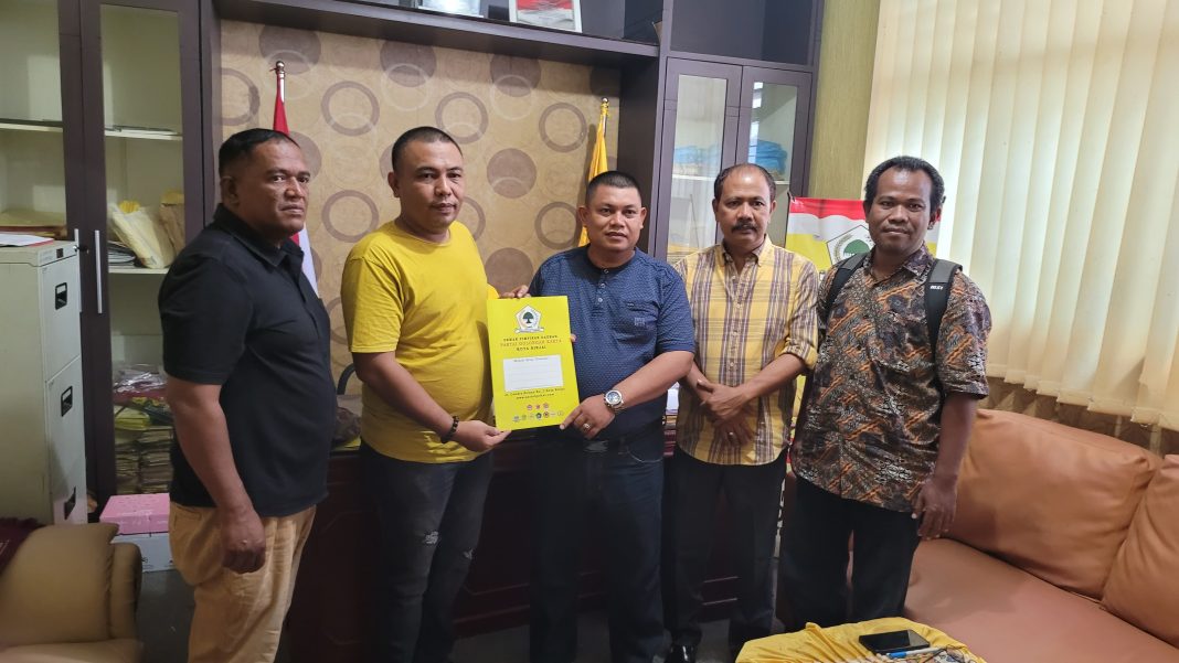 Mantan Ketua KPU Binjai Zulfan Effendy ST (tengah) menerima formulir berkas pendaftaran balon Wali Kota Binjai atas nama H Zainuddin Purba SH di Sekretariat Kantor DPD Golkar Binjai, Jalan Chandra Kirana, Kelurahan Satria, Kecamatan Binjai Kota, Rabu (17/4/2024).