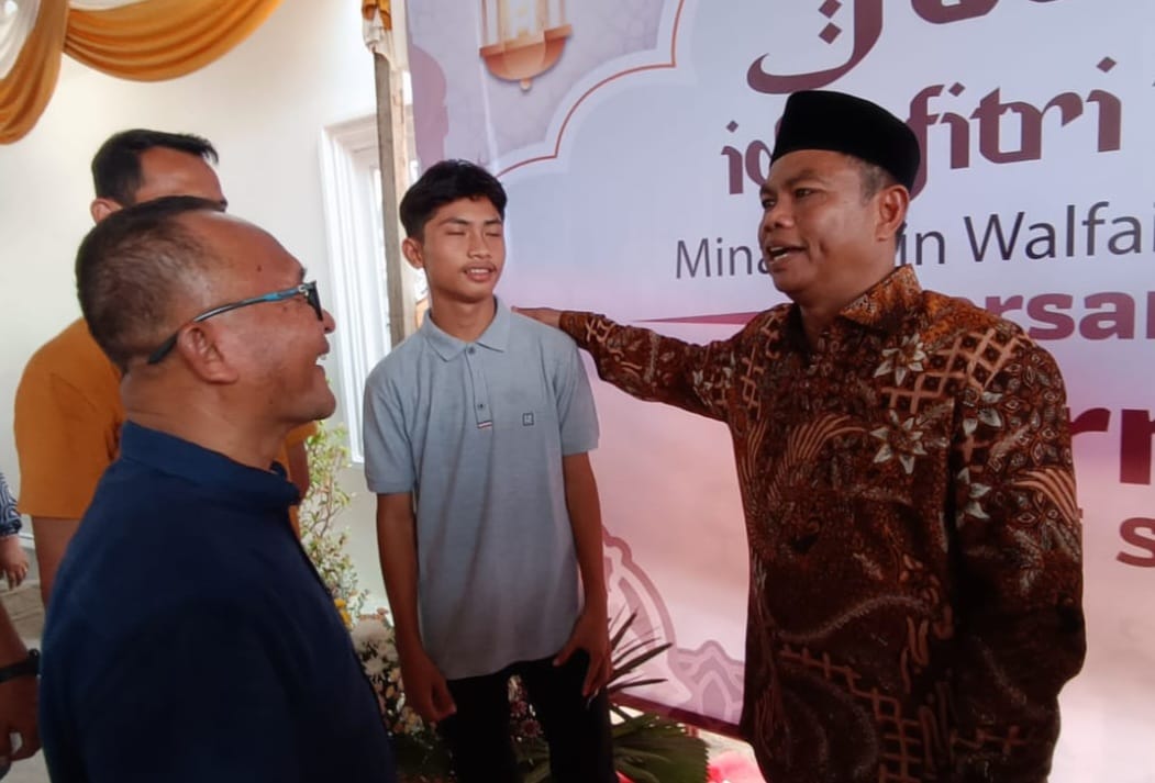 Bupati Sergai H Darma Wijaya memberikan support kepada Muhammad Raihan Batubara saat pamit akan bertolak ke klub Dewa United FC di rumah dinas Bupati di Desa Firdaus, Kecamatan Seirampah, Selasa (16/4/2024).