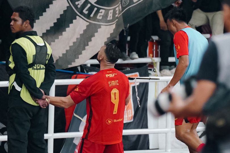 Striker Persija Jakarta, Marko Simic, merayakan golnya ke gawang Persis Solo di pekan 31 BRI Liga 1 2023/2024 di SUGBK, Rabu (17/04/2024).