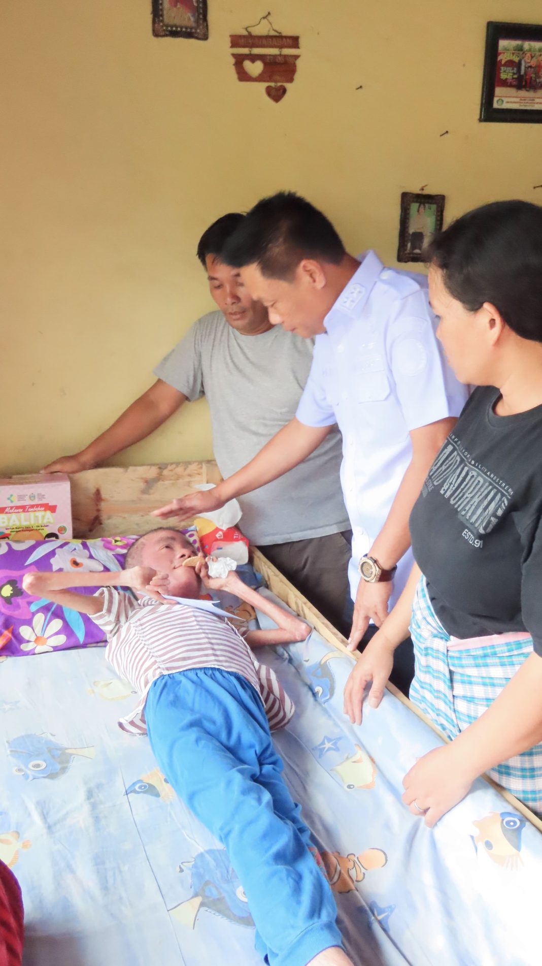 Wakil Bupati Humbahas Dr Oloan Paniaran Nababan mengunjungi seorang anak penderita gizi buruk di Desa Nagasaribu III, Kecamatan Lintongnihuta, Rabu (17/4/2024).