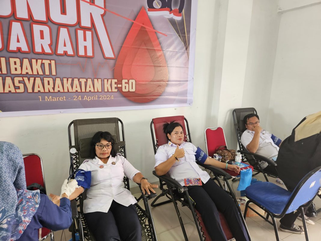 ASN Lapas Kelas IIA Pancurbatu saat melakukan kegiatan donor darah, Rabu (17/4/2024). (Dok/Lapas Pancurbatu)