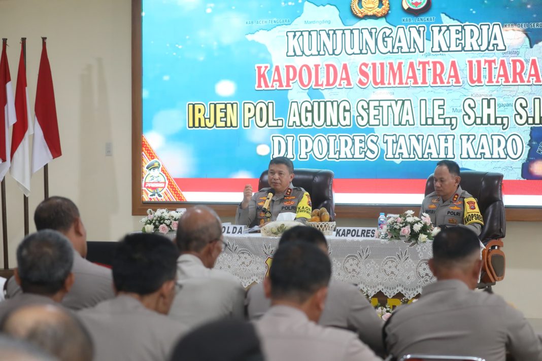 Kapolda Sumut Irjen Pol Agung Setya Imam Effendi memberikan arahan saat berkunjung ke Polres Karo, Kamis (18/4/2024). (Dok/Polda Sumut)