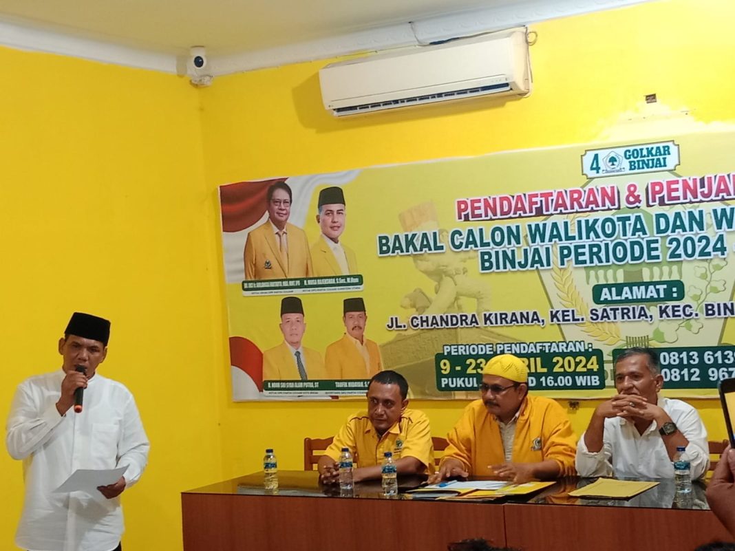 Anggota DPRD Provinsi Sumut H Zainuddin Purba SH (paling kiri) memberikan sambutan usai mengembalikan formulir pendaftaran balon Wali Kota dan Wakil Wali Kota Binjai pada Pilkada 2024 di Sekretariat DPD Partai Golkar Kota Binjai, di Jalan Chandra Kirana, Kelurahan Satria, Kecamatan Binjai Kota, Jumat (19/4/2024) siang.