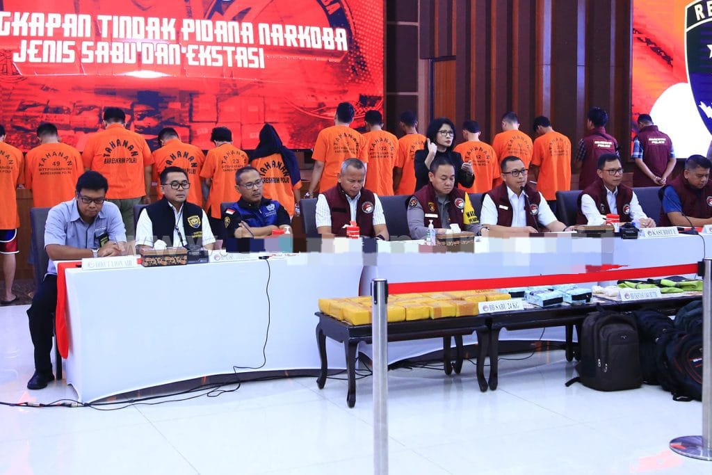 Wadirtipid Narkoba Bareskrim Polri Kombes Pol Arie Ardian Rishadi didampingi lainnya saat melakukan konferensi pers di Aula Bareskrim Polri, Kamis (18/4/2024). (Dok/Humas Polri)