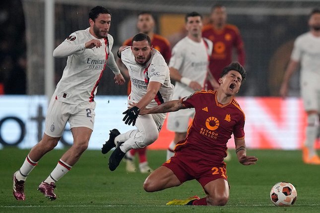 Paulo Dybala ditekel lawan di laga AS Roma vs AC Milan, Liga Europa 2023/2024, Jumat (19/4/2024).
