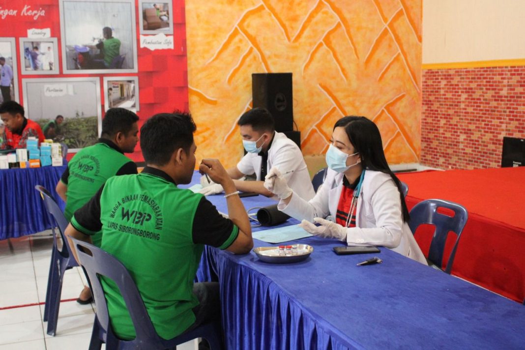 Tim kesehatan dari Lapas Kelas IIB Siborong-borong melakukan pemeriksaan kesehatan terhadap WBP, Jumat (19/4/2024). (Dok/KPLP Lapas Kelas II Siborong-borong)