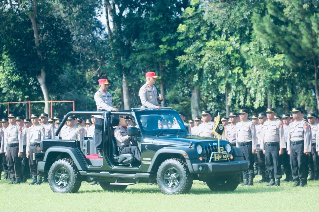 Kasetukpa Lemdiklat Polri Brigjen Pol Mardiaz Kusin Dwihananto SIK MHum bertindak selaku inspektur upacara pada upacara pembukaan pendidikan SIP angkatan ke-53 gelombang I tahun anggaran 2024, yang digelar di lapangan Soetadi Ronodipuro, Kamis (18/4/2024). (Dok/Humas Polri)