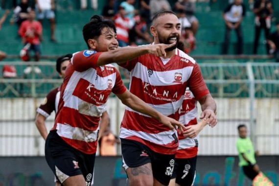 Perayaan salah satu gol Madura United ke gawang PSM Makassar, Minggu (21/4/2024).