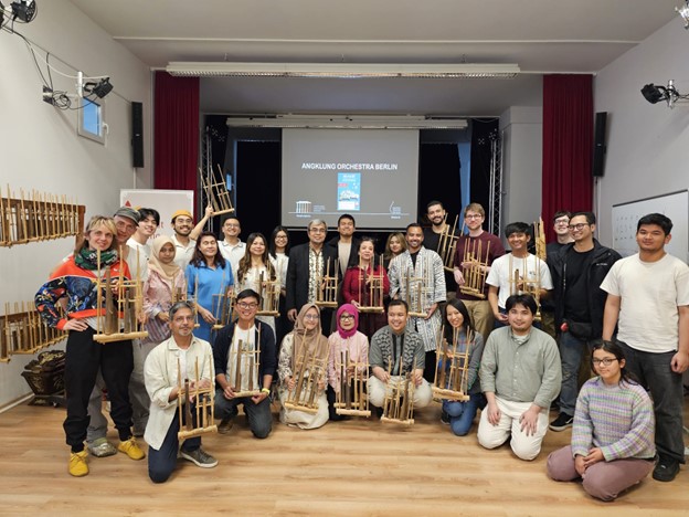 AOB menggelar lokakarya angklung di Rumah Budaya Indonesia Berlin, Minggu (14/4/2024). (Dok/Kemendikbudristek RI)