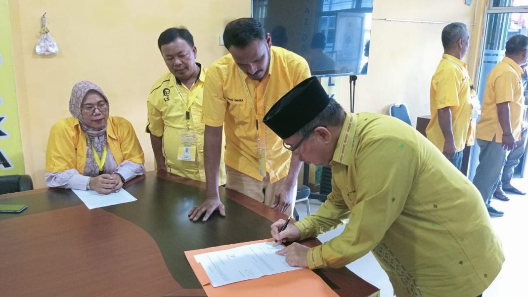 Ir H Arwin Siregar MM (kanan) teken penyerahan berkas formulir pendaftaran balon Wakil Wali Kota Padangsidimpuan kepada panitia pendaftaran Mulyadi Sofyan Lubis di kantor Golkar Padangsidimpuan, Senin (22/4/2024). (Dok/Golkar Padangsidimpuan)