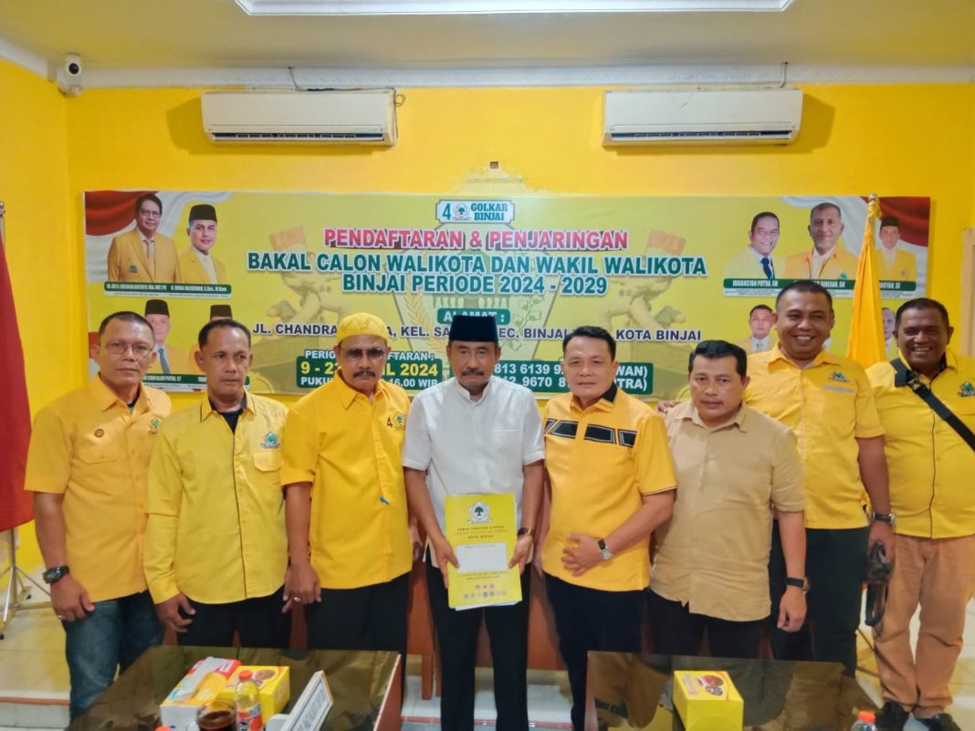 Wali Kota Binjai Drs H Amir Hamzah (baju putih) foto bersama dengan Ketua DPD Partai Golkar Binjai H Noor Sri Syah Alam Putra (keempat dari kanan) beserta tim penjaringan usai resmi mendaftar sebagai balon Wali Kota Binjai periode 2024-2029 di kantor DPD Partai Golkar, Jalan Chandra Kirana, Kelurahan Satria, Kecamatan Binjai Kota, Senin (22/4/2024) siang.