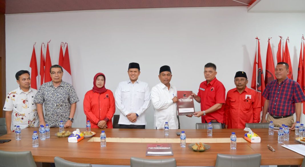 H Darma Wijaya bersama H Adlin Tambunan (Dambaan) saat mendaftar sebagai calon Bupati dan Wakil Bupati Sergai periode 2024-2029 ke DPC PDIP Sergai, Senin (22/4/2024).