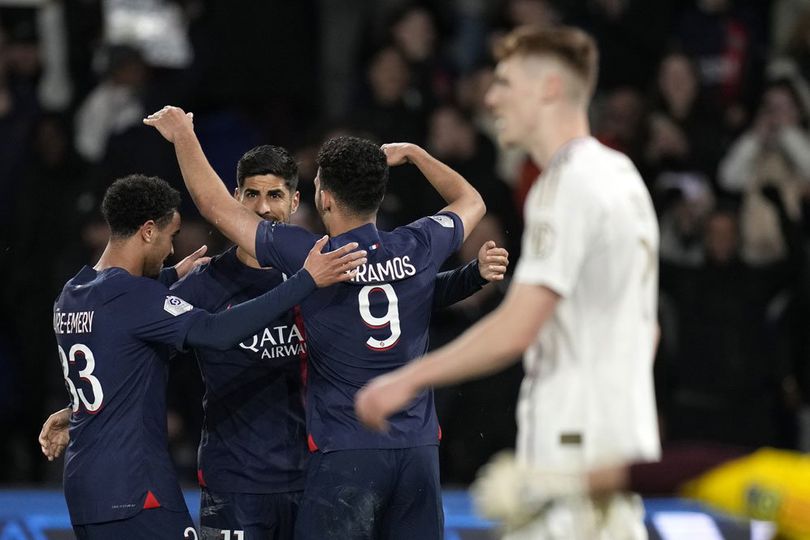 Skuad PSG merayakan gol Goncalo Ramos ke gawang Lyon di pekan ke-30 Ligue 1 2023/24 di Parc des Princes, Senin (22/4/2024) dini hari WIB.