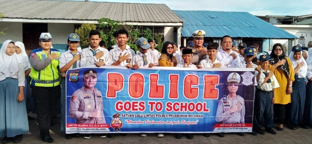 Siswa SMP dan SMA Nurani Belawan dan personel Polres Pelabuhan Belawan foto bersama usai kegiatan 