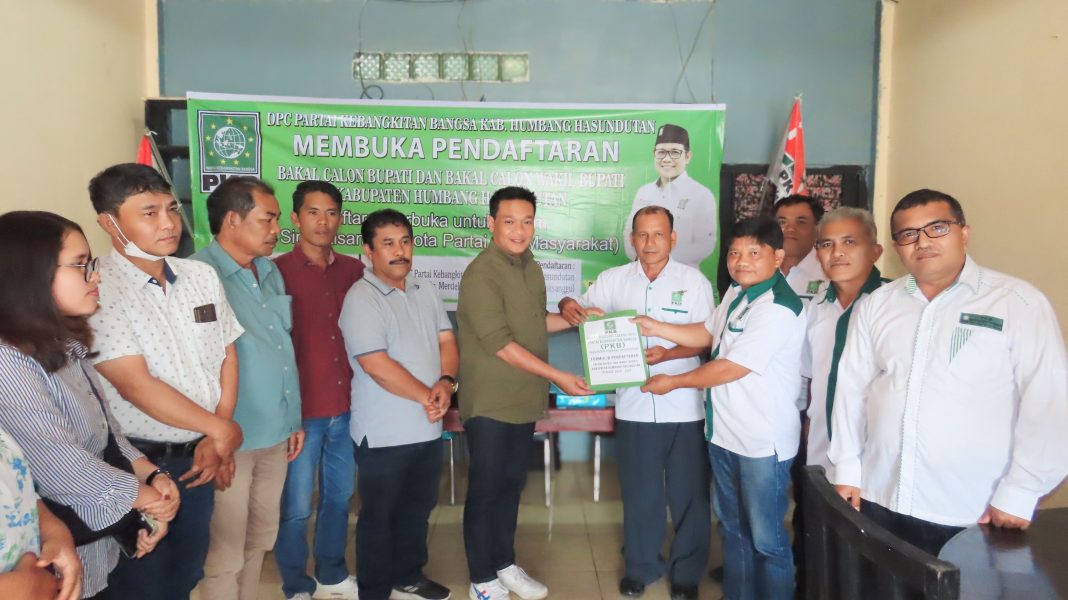 Oloan Paniaran Nababan didampingi tim pemenangannya menyerahkan formulir pendaftaran balon Bupati Humbahas kepada Ketua DPC PKB Humbahas Ramly Simanullang didampingi Ketua Desk Pilkada dari PKB Gamson Sihombing di Kantor Sekretariat DPC PKB Humbahas, Jalan Merdeka Doloksanggul, Senin (22/4/2024).