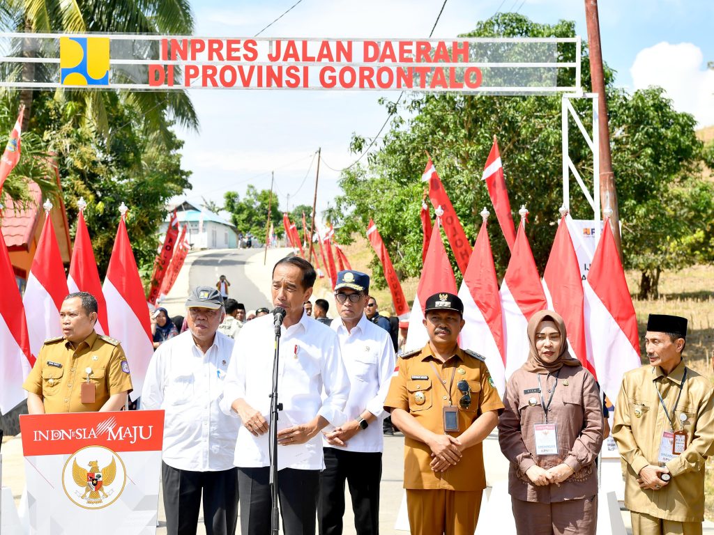 Presiden Jokowi meresmikan pelaksanaan Inpres Jalan Daerah di Provinsi Gorontalo, Senin (22/4/2024). (Dok/BPMI Setpres)