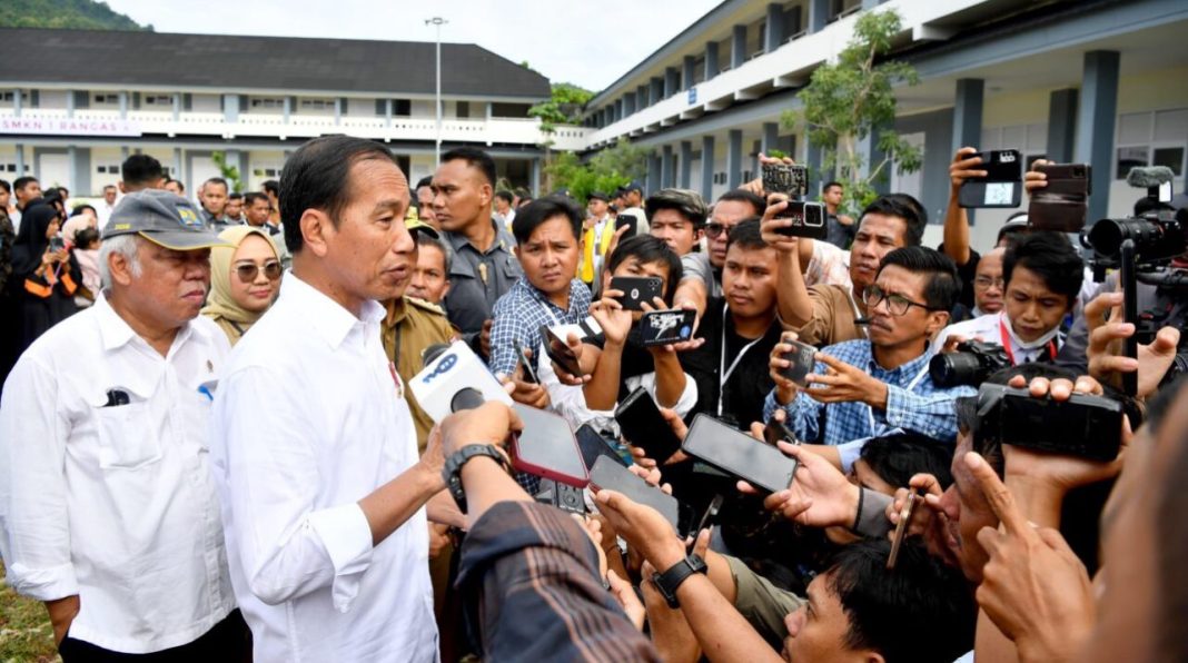Presiden Jokowi saat diwawancarai wartawan.