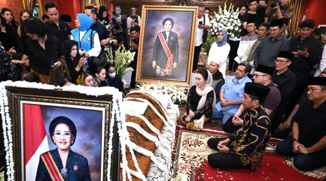 Presiden Jokowi bertakziah ke rumah duka almarhumah Mooryati Soedibyo di daerah Menteng, Jakarta Pusat, Rabu (24/4/2024).