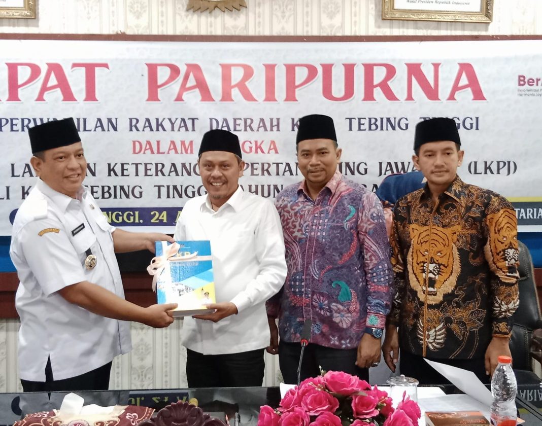 Pj Wali Kota Tebingtinggi Syarmadani menyerahkan dokumen LKPJ kepada Ketua DPRD Basyaruddin Nasution didampingi Wakil Ketua Muhammad Azwar dan Iman Irdian Saragih, di Ruang Paripurna, Rabu (24/4/2024).
