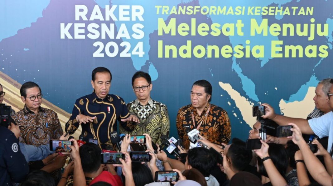 Presiden Jokowi saat memberikan keterangan kepada wartawan.