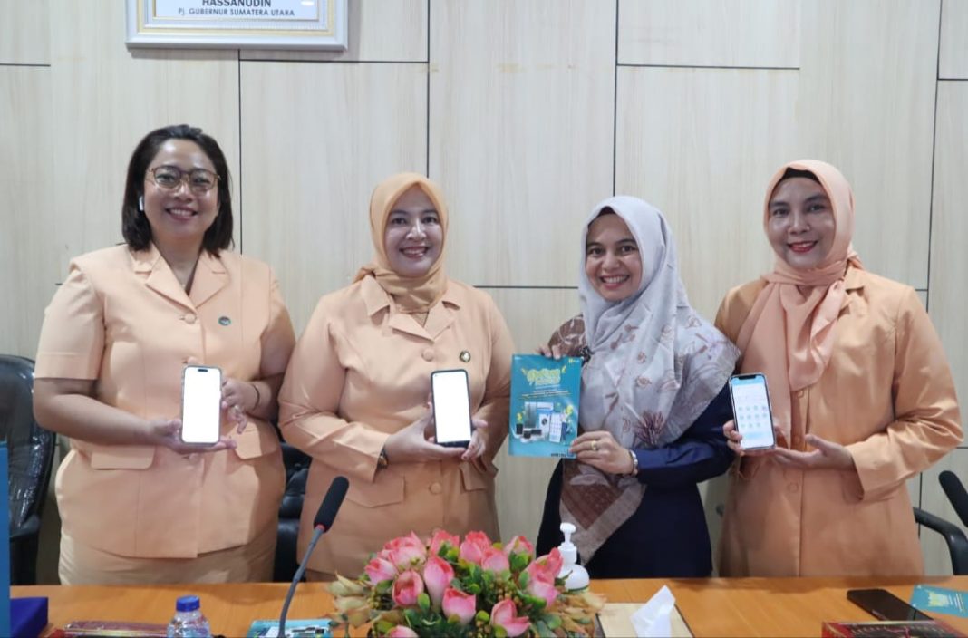 Ketua DWP Dinas PPSDM Provinsi Sumatera Utara Ny M Simatupang (dua dari kiri) beserta jajaran dan Assistan Manager Niaga dan Pemasaran Emmy Robiah (dua dari kanan) foto bersama. (Dok/PLN)