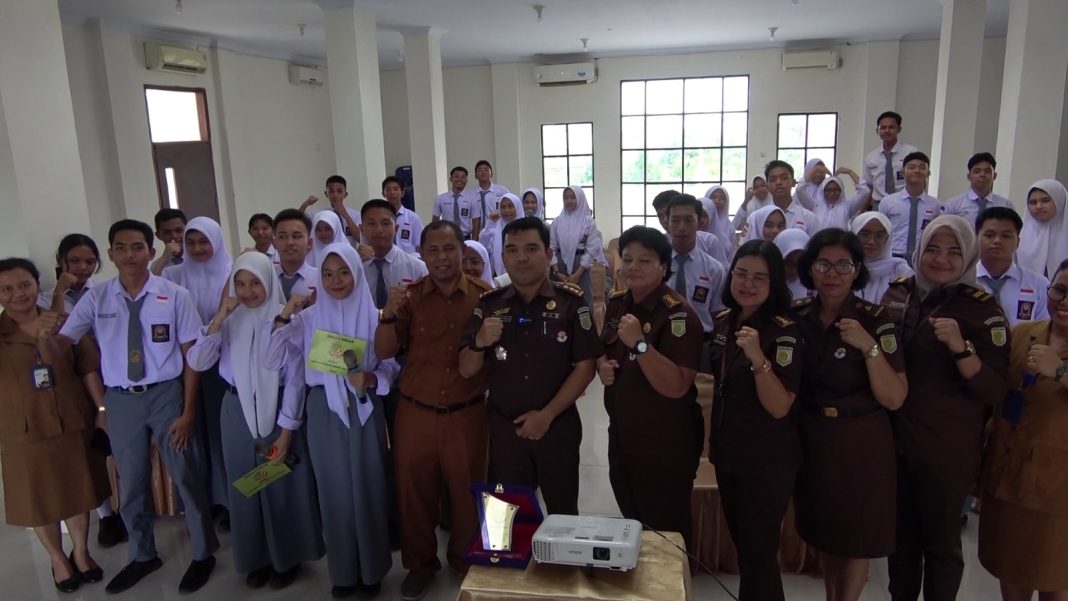 Kasi Penkum/Humas Kejati Sumut Yos Tarigan bersama para siswa siswi SMAN 2 Medan usai penyuluhan hukum, Selasa (23/4/2024).(Dok/Penkum Kejati Sumut)
