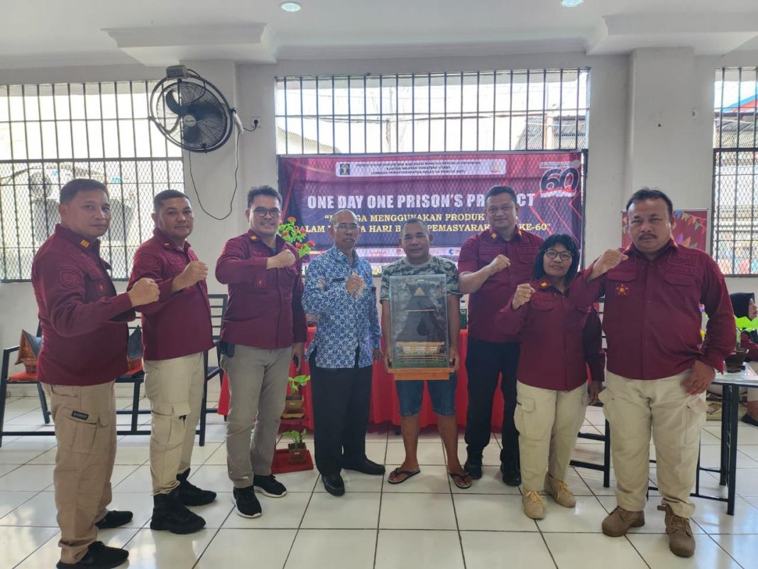 Plt Kepala Lapas Pancurbatu Kriston Napitupulu didampingi lainnya foto bersama dengan salah seorang keluarga WBP yang membeli produk hasil karya warga binaan di Kantor Lapas Kelas IIA Pancurbatu, Jumat (26/4/2024). (Dok/Lapas Pancurbatu)