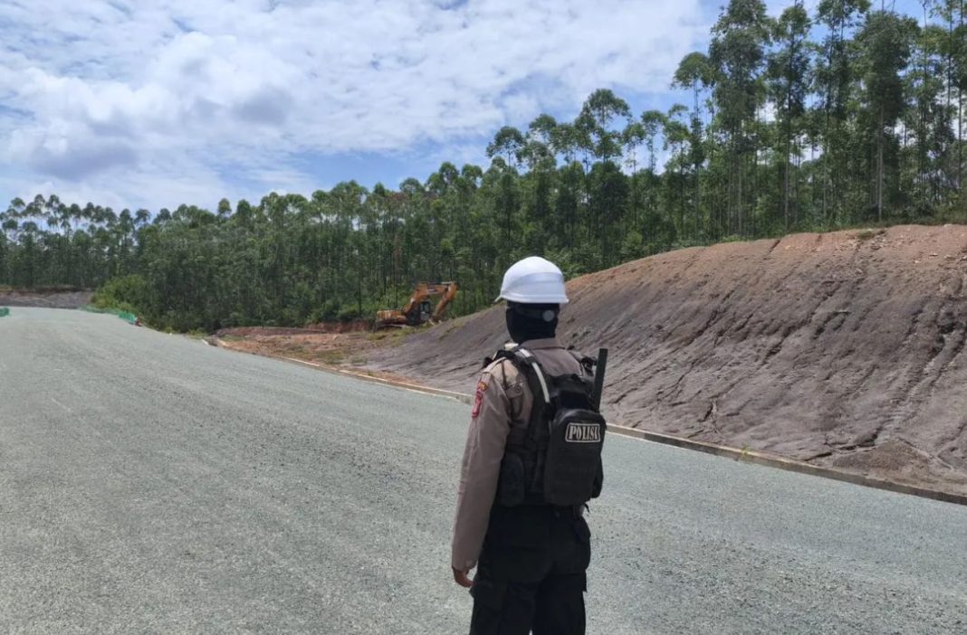 Satgas Operasi Nusantara Polda Kaltim melaksanakan patroli sambang kamtibmas serta pengamanan di beberapa titik penting di kawasan IKN, Sabtu (27/4/2024).