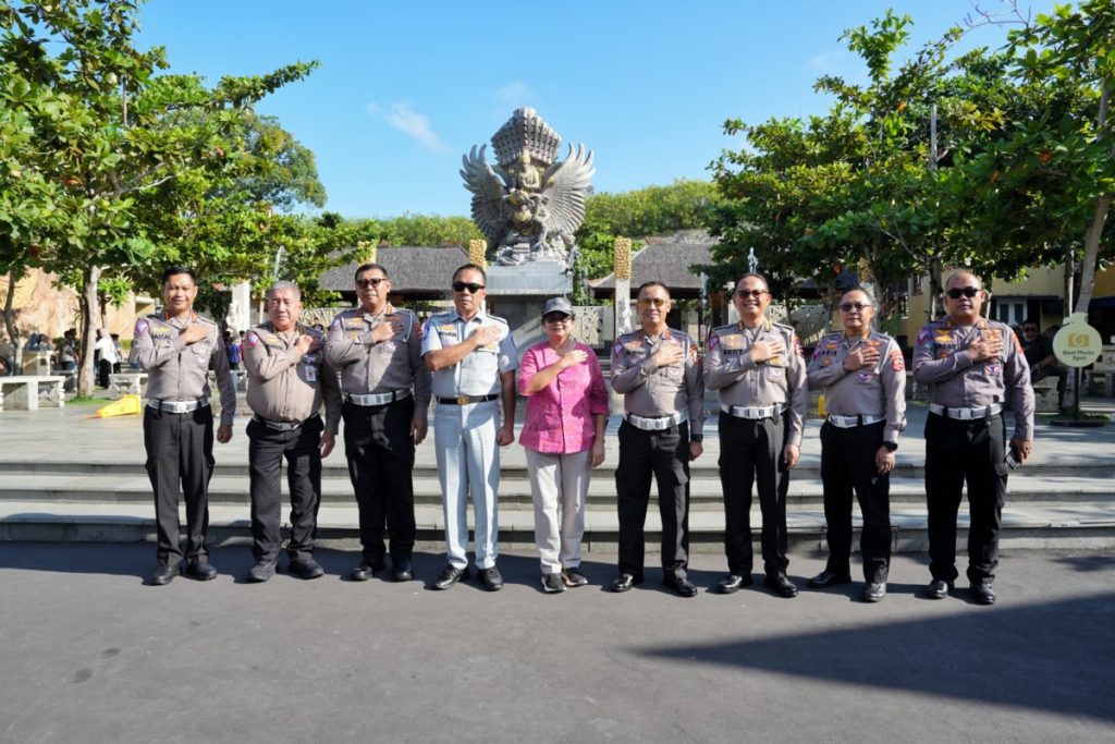 Kakorlantas Polri Irjen Pol Aan Suhanan bersama Dirut Jasa Raharja Rivan A Purwantono melaksanakan survey kesiapan Pamwal Rolakir KTT WWF ke-10 yang akan digelar pada 18-25 Mei 2024 di Nusa Dua, Bali. (Dok/Humas Polri)