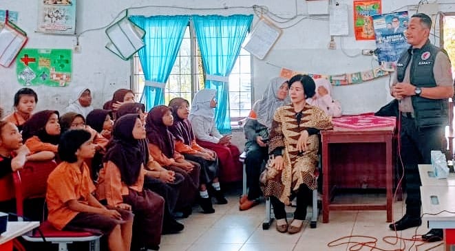 Kasat Narkoba Polres Pelabuhan Belawan AKP Abdi Harahap menyampaikan materi penyuluhan bahaya penyalahgunaan narkoba kepada murid sekolah dasar di Belawan, Sabtu (27/4/2024). (Dok/Polres Belawan)