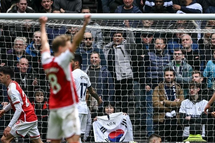 Gelandang Arsenal Kai Havertz (kiri belakang) bereaksi setelah mencetak gol ketiga timnya pada pertandingan Liga Inggris antara Tottenham vs Arsenal di Stadion Tottenham Hotspur di London, Minggu (28/4/2024) malam WIB.