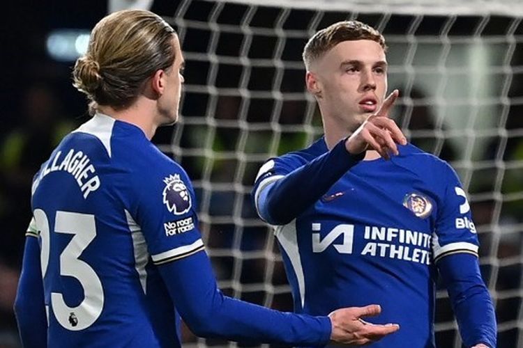 Gelandang Chelsea, Cole Palmer berselebrasi bersama rekan setimnya, Conor Gallagher, seusai mengemas gol dalam laga Premier League 2023-2024 antara Chelsea vs Everton di Stamford Brdige pada 15 April 2024. Terkini, Chelsea bermain imbang melawan Aston Villa di Stadion Villa Park, Minggu (28/4/2024) dini hari WIB.