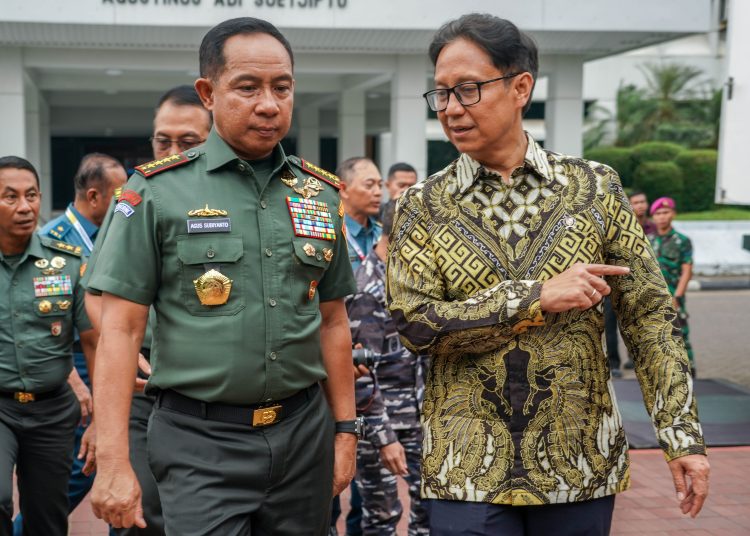 Panglima TNI Jenderal Agus Subiyanto bersama Menkes RI Budi Gunadi Sadikin tampak berbincang di momen Rakornis Kesehatan TNI Tahun 2024 di Mabes TNI Cilangkap, Rabu (24/4/2024).