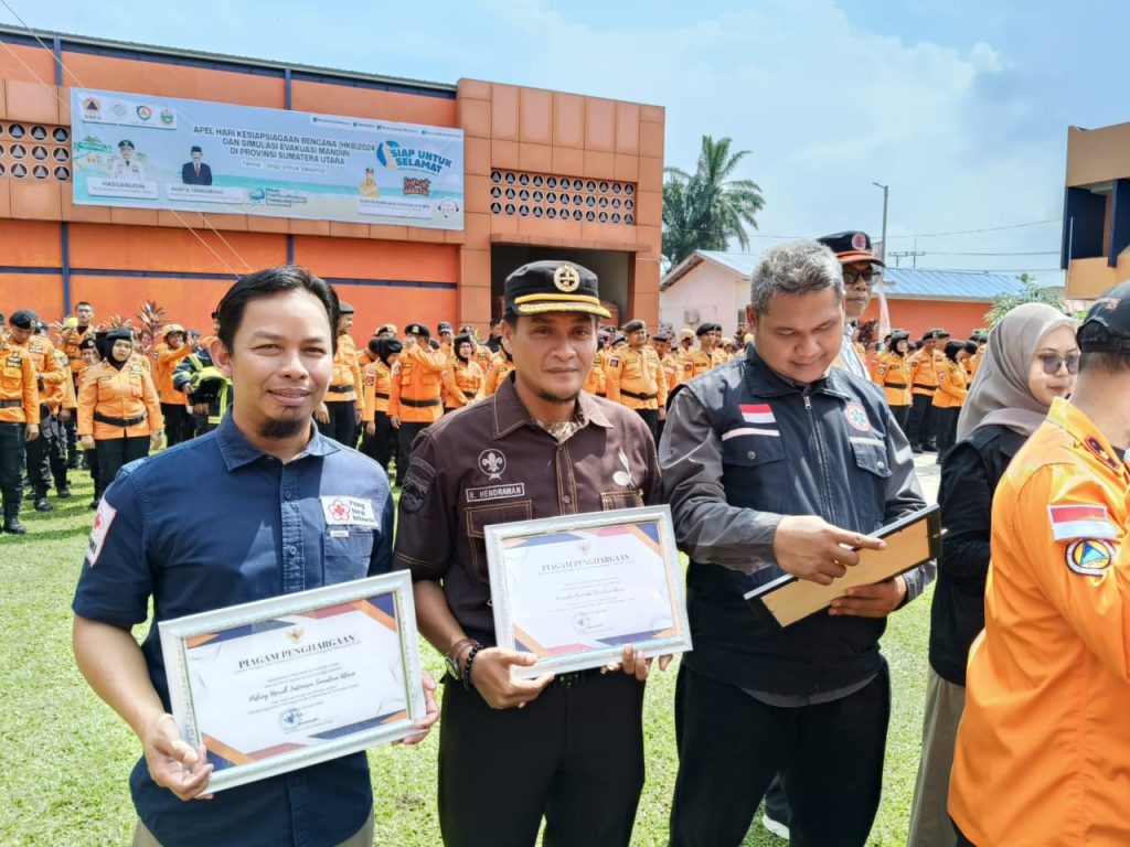 PMI Sumut menerima penghargaan kerja sama dan komitmen dalam penanggulangan bencana. (Dok/PMI)