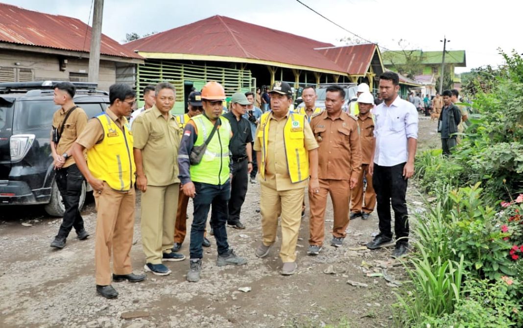 Bupati Simalungun Radiapoh Hasiholan Sinaga meninjau pengerjaan peningkatan jalan di Kecamatan Doloksilau, Senin (29/4/2024). (Dok/Kominfo Simalungun)