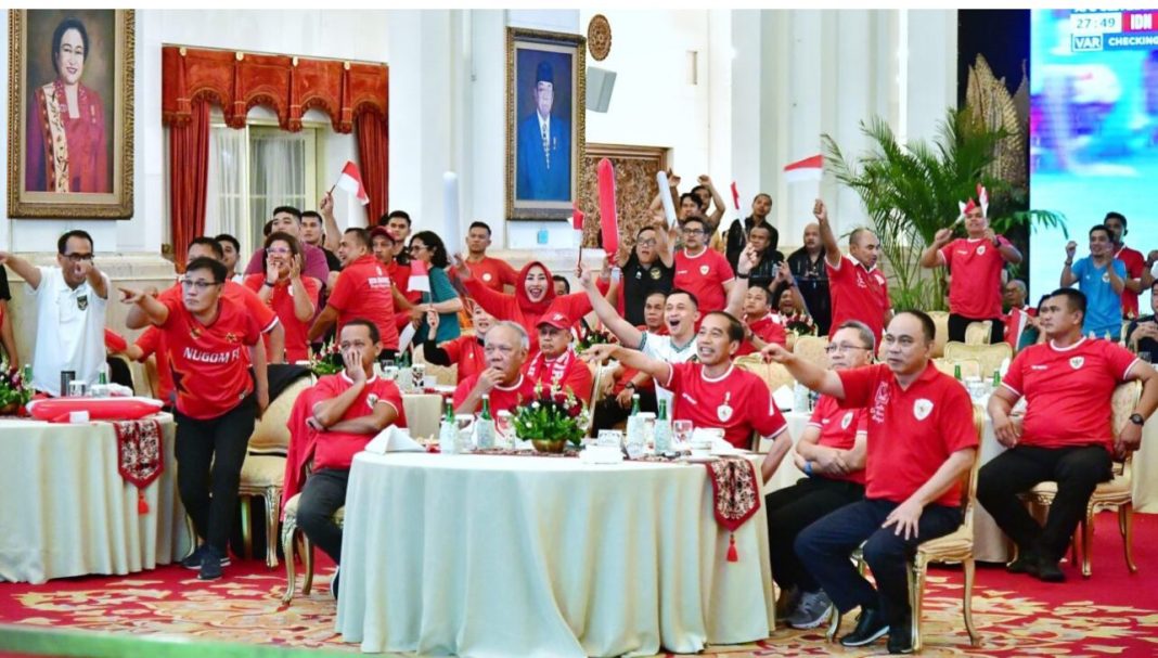 Semangat kebangsaan bergema lewat teriakan dan tepuk tangan para pendukung Tim Nasional Indonesia U-23 di Istana Negara, Senin (29/4/2024) malam.