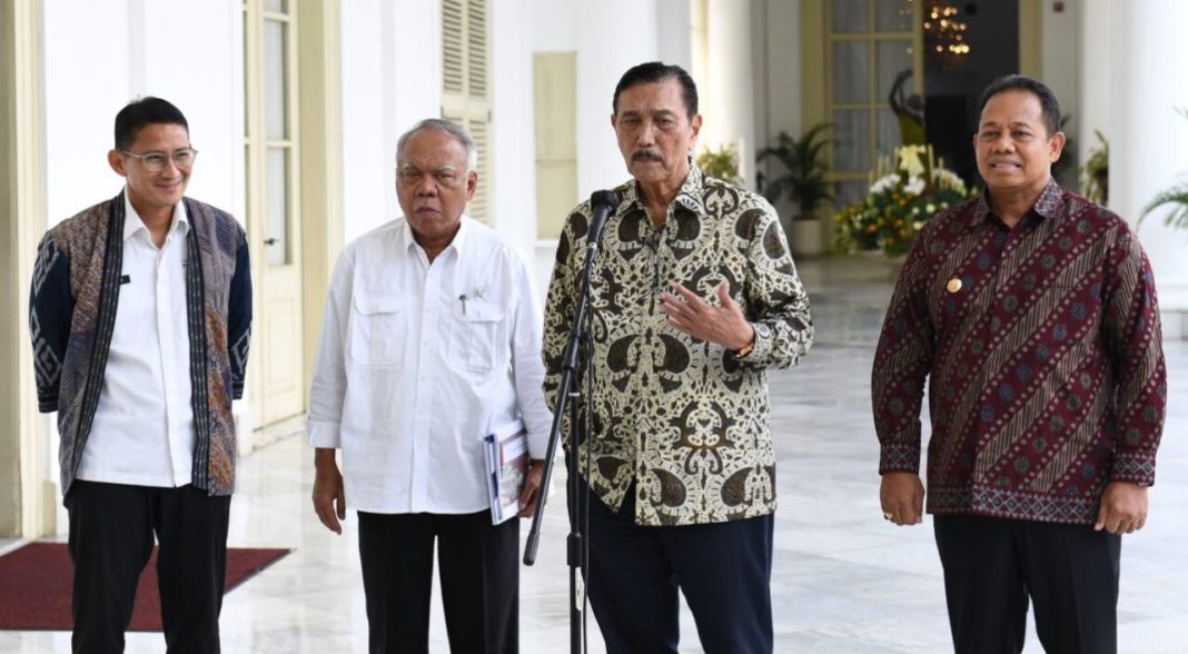 Menko Kemaritiman dan Investasi Luhut Binsar Panjaitan dalam keterangannya usai ratas di Istana Kepresidenan Bogor, Jawa Barat.