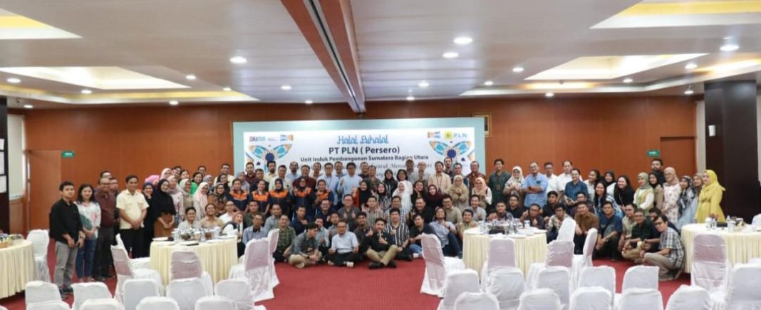 GM PLN UIP SBU Hening Kyat Pamungkas dan keluarga besar PT PLN (Persero) UIP Sumatera Bagian Utara foto bersama seusai menggelar kegiatan Halal Bihalal di ruang serba guna Lantai 5 Gedung PLN UIP SBU, Jalan Dr Cipto, Nomor: 12 Medan Polonia, Kamis (25/4/2024). (Dok/PLN)