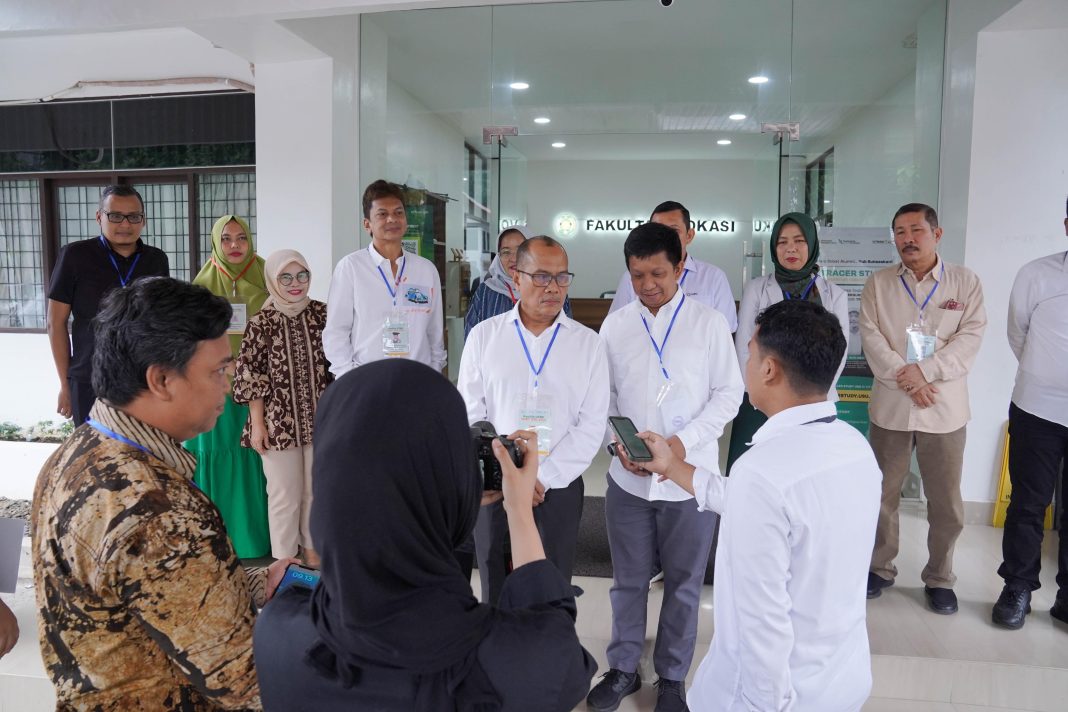 Wakil Rektor I USU Dr Edy Ikhsan SH MA saat wawancara dengan wartawan media cetak dan elektronik, seusai meninjau pelaksanaan UTBK hari pertama, Senin (30/4/2024). (Dok/USU)