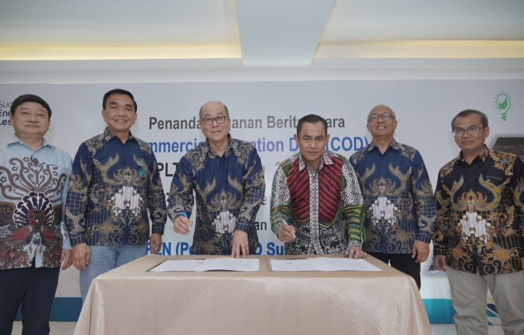 Penandatanganan berita acara COD antara PLN UID Sumut Saleh Siswanto (tiga dari kanan) dengan Direktur Utama PT Sumatera Energi Lestari Rusmin Cahyadi di Green Jati Junction Medan, Selasa (30/4/2024). (Dok/PLN)
